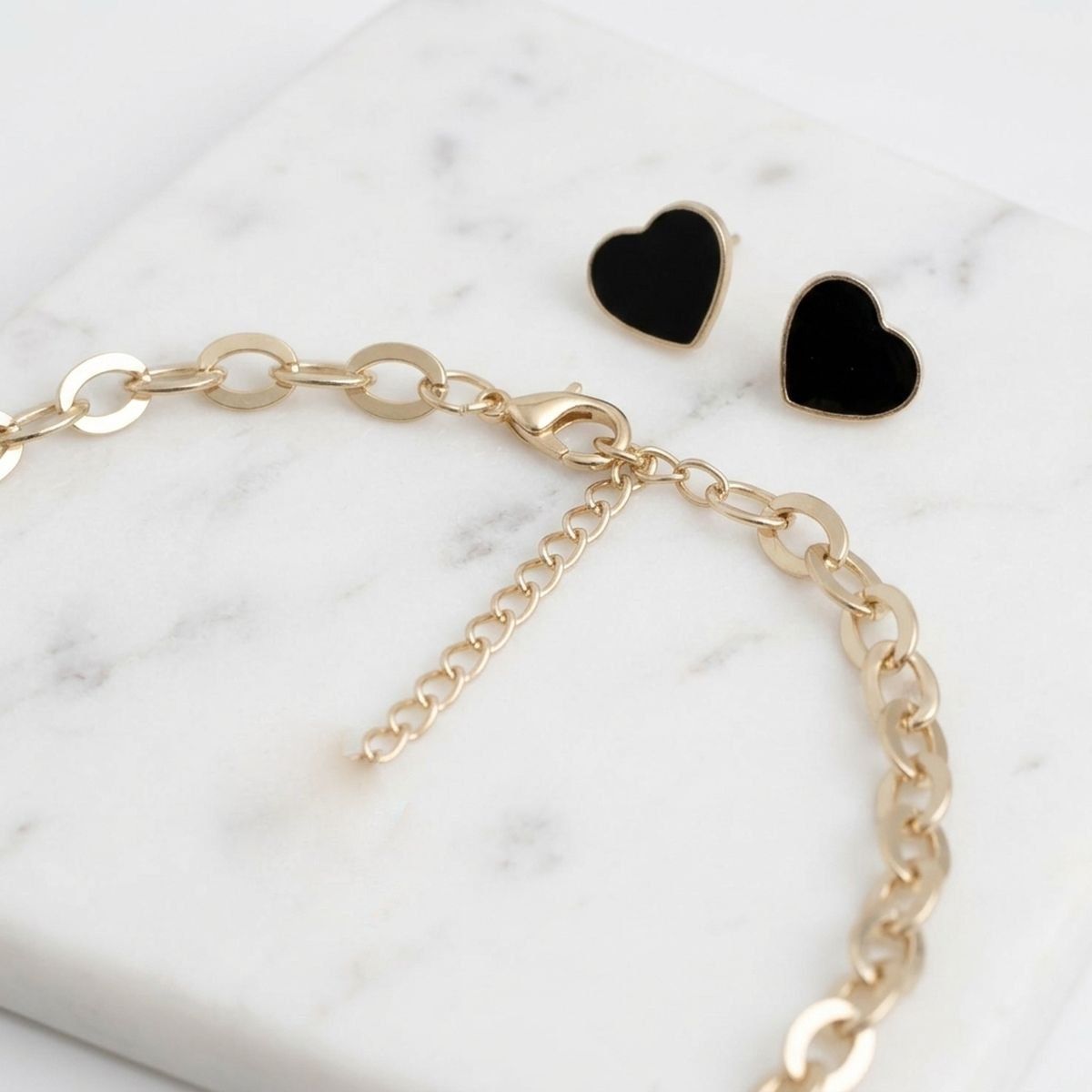 Black Heart Pendant Gold Oval Chain Necklace