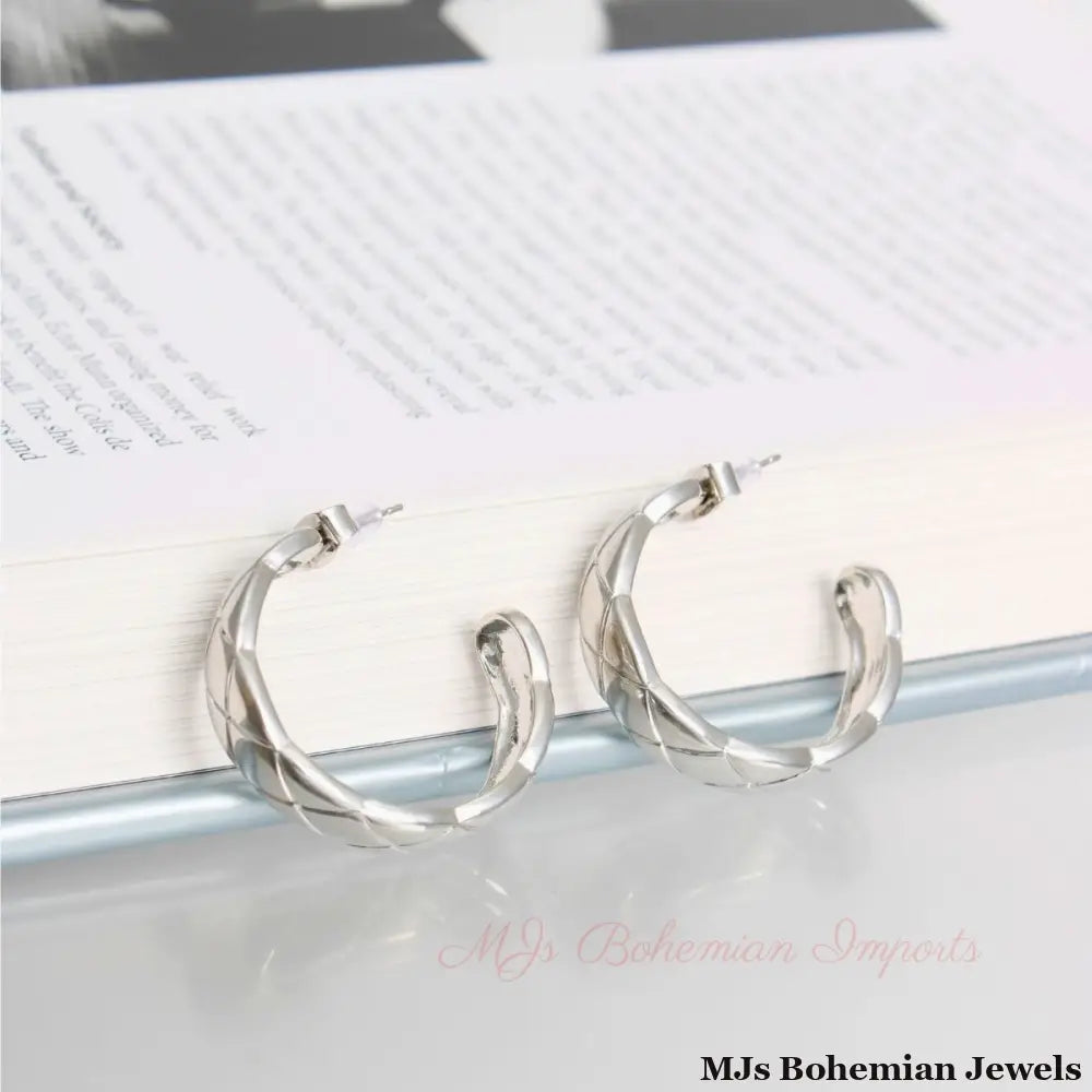 14K White Gold Coco Quilt Post Hoops