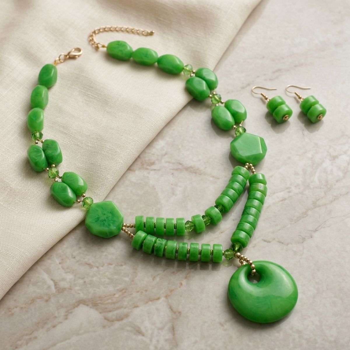 Long Leafy Green Chunky Beaded Pendant Necklace