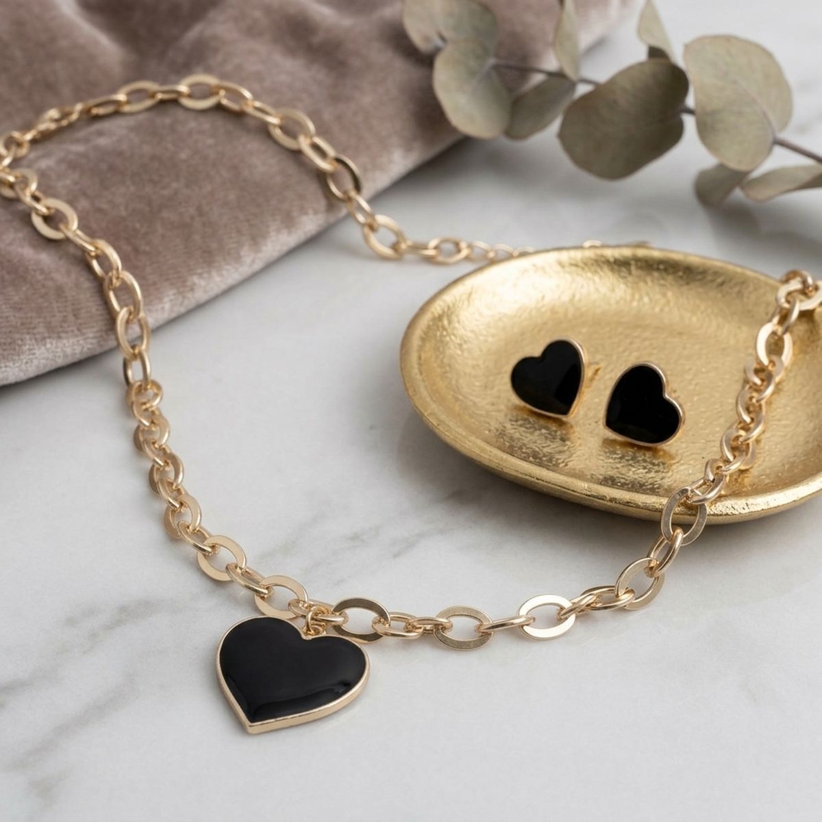 Black Heart Pendant Gold Oval Chain Necklace