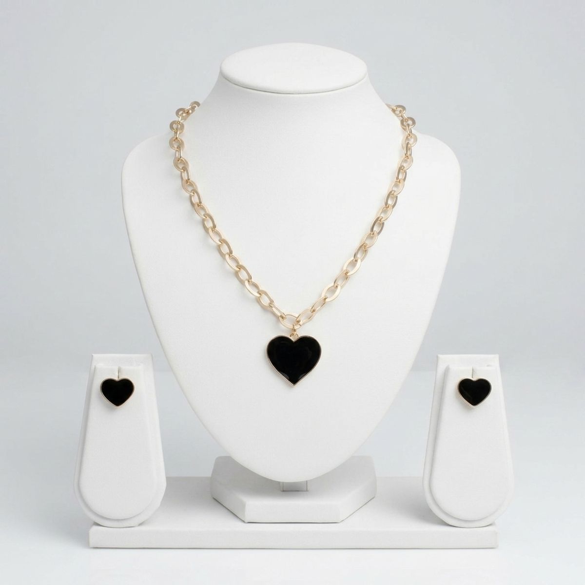 Black Heart Pendant Gold Oval Chain Necklace